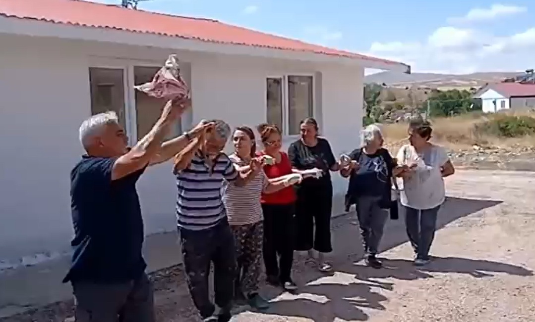 Sivas'ta köylüler okulu yeniledi, sevinci halayla kutladı