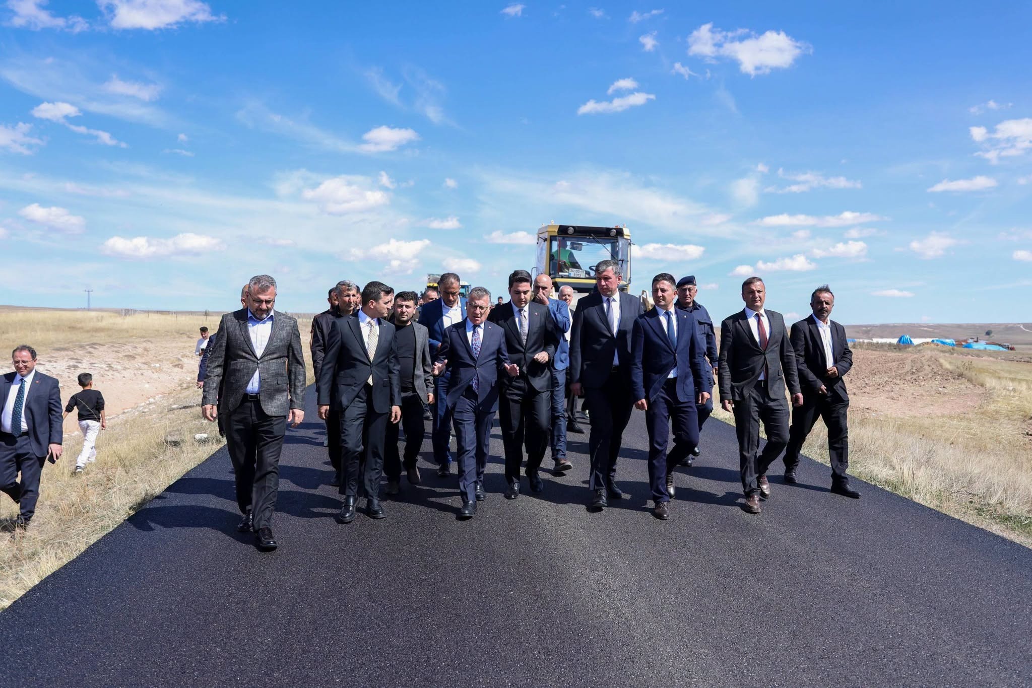Abdullah Güler Altınyayla’da yol çalışmalarını inceledi