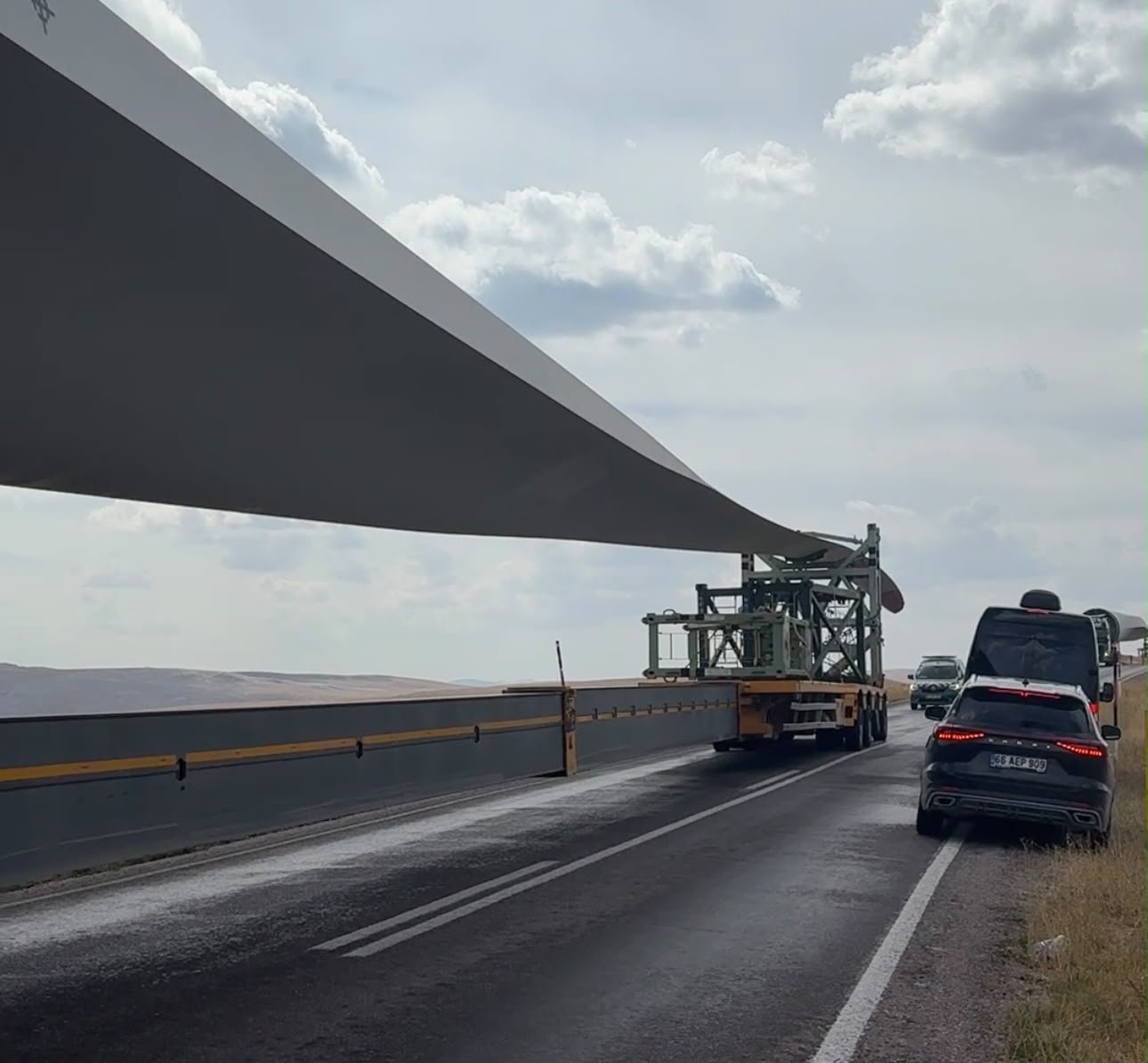 Sivas'ta türbin kanatlarının geçişi trafiği yavaşlattı