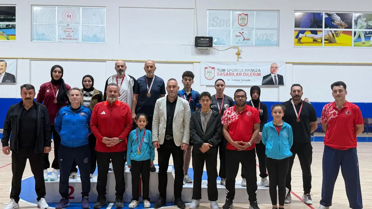 Sivas’ta raketler şampiyonluk için sallandı