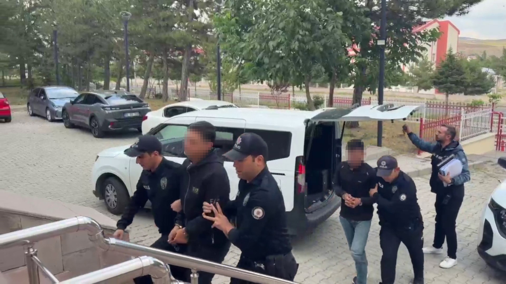 Sivas’ta 3 saatte 11 iş yerini soydular, kıskıvrak yakalandılar