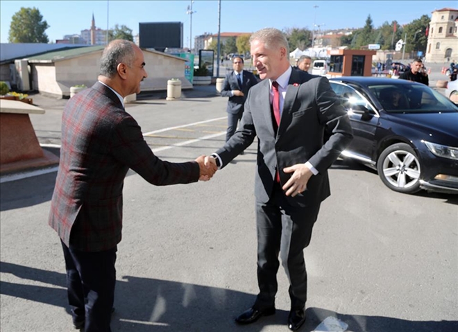 VALİ GÜL´DEN BAŞKAN AYDIN´A VEDA ZİYARETİ