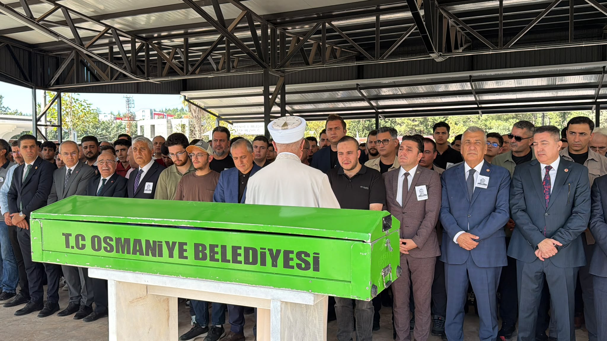 Yeğeni tarafından öldürülen öğretmen toprağa verildi