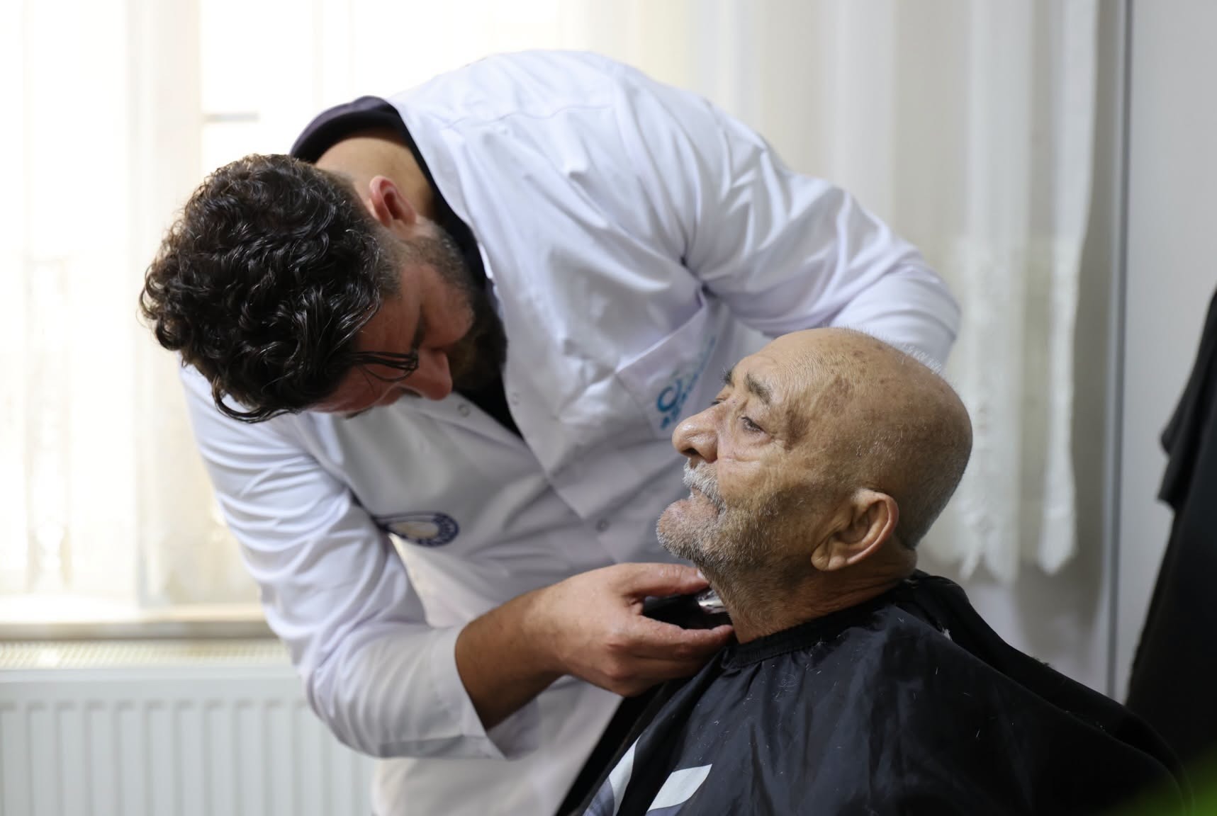 Sivas’ta yaşlılara evde tıraş desteği