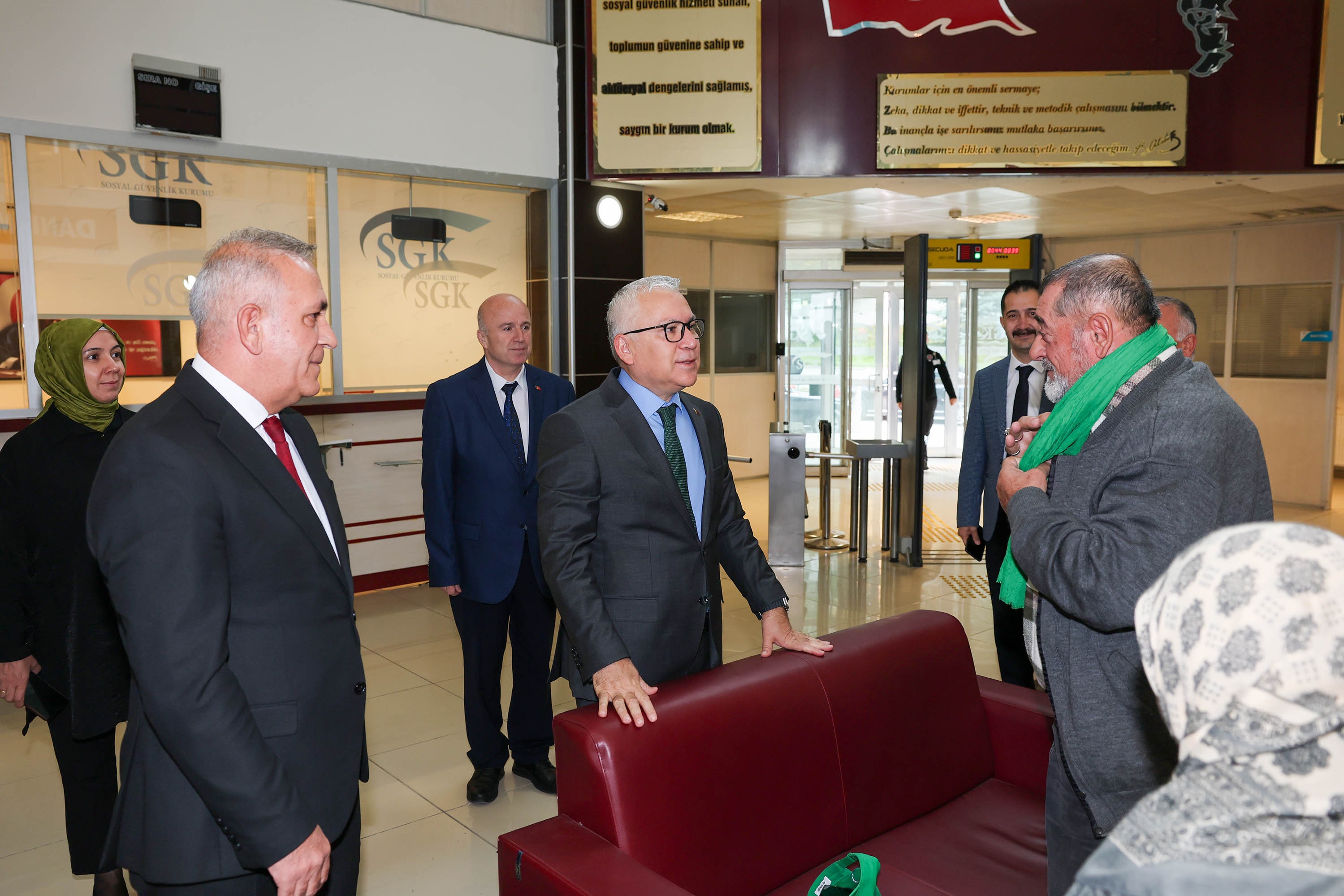 Şimşek SGK’da çalışmaları inceledi, vatandaşları dinledi