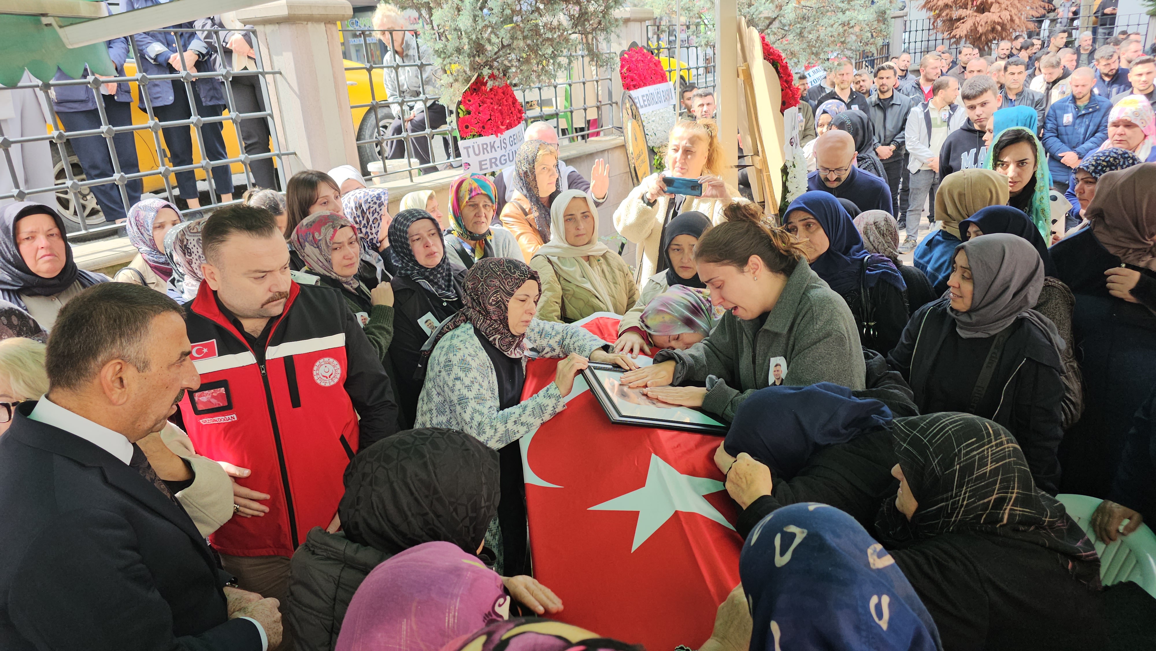 Madencinin eşi tabutuna sarılıp gözyaşı döktü