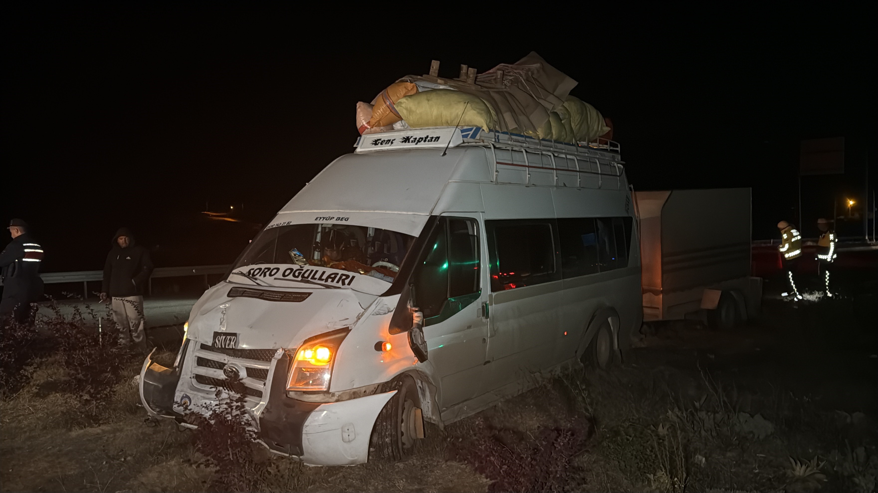 Sivas’ta minibüs ile otomobil çarpıştı:2 yaralı