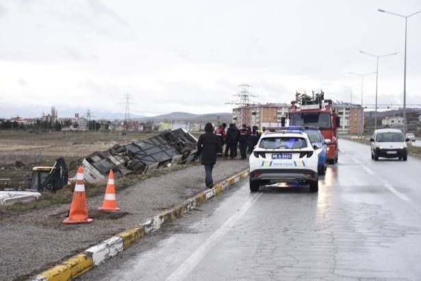 Sivas’ta yolcu otobüsü şarampole devrildi: 9 yaralı