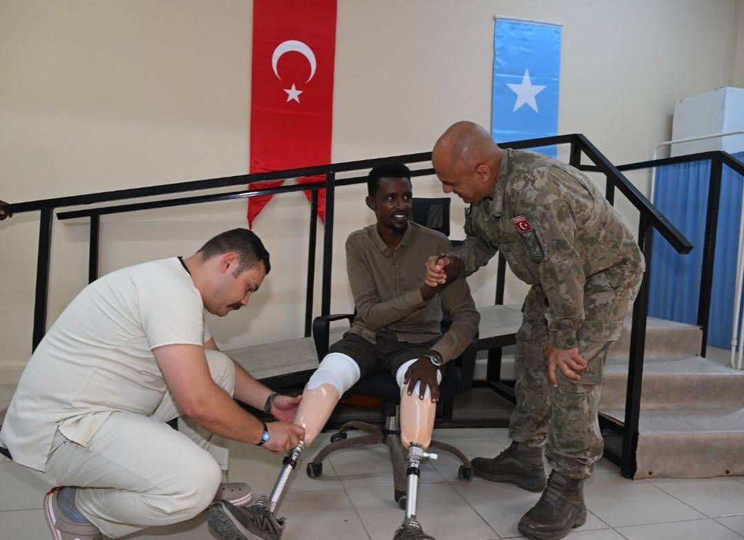 MSB, Somali’de 5 gaziye protez bacak sağladı