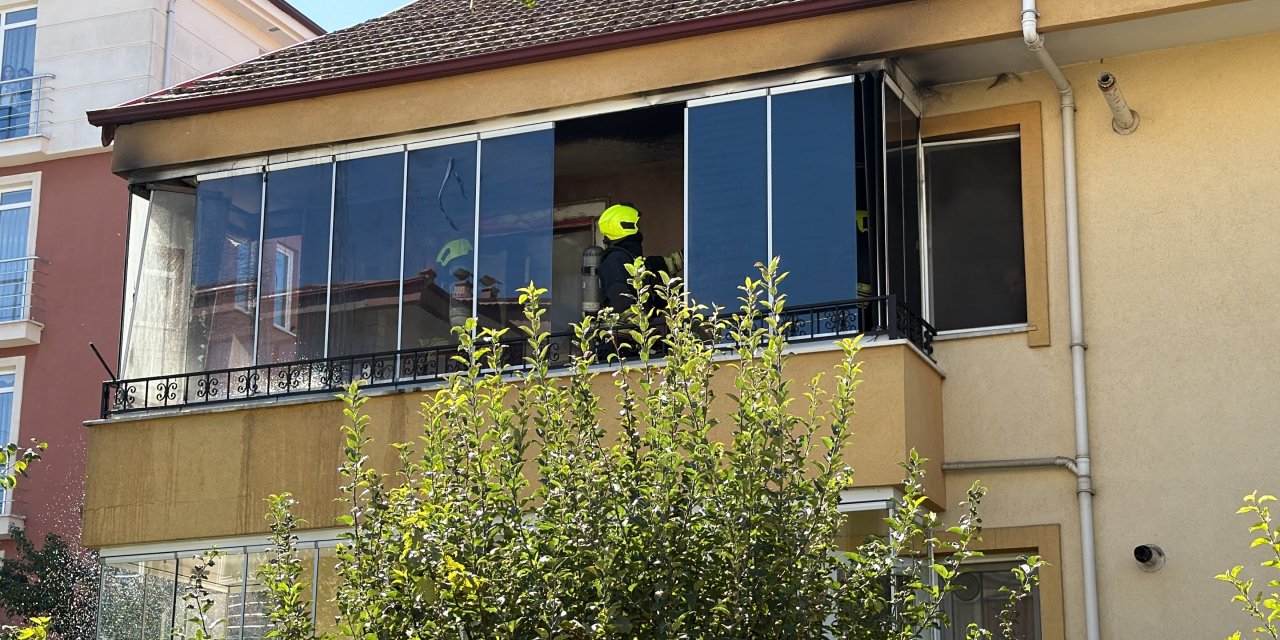 Balkon yangını paniğe neden oldu