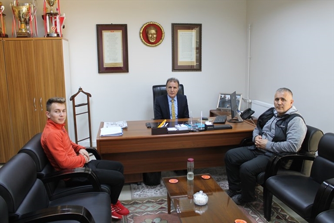 GURURUMUZ CANER, MÜDÜRÜN MAKAMINDA