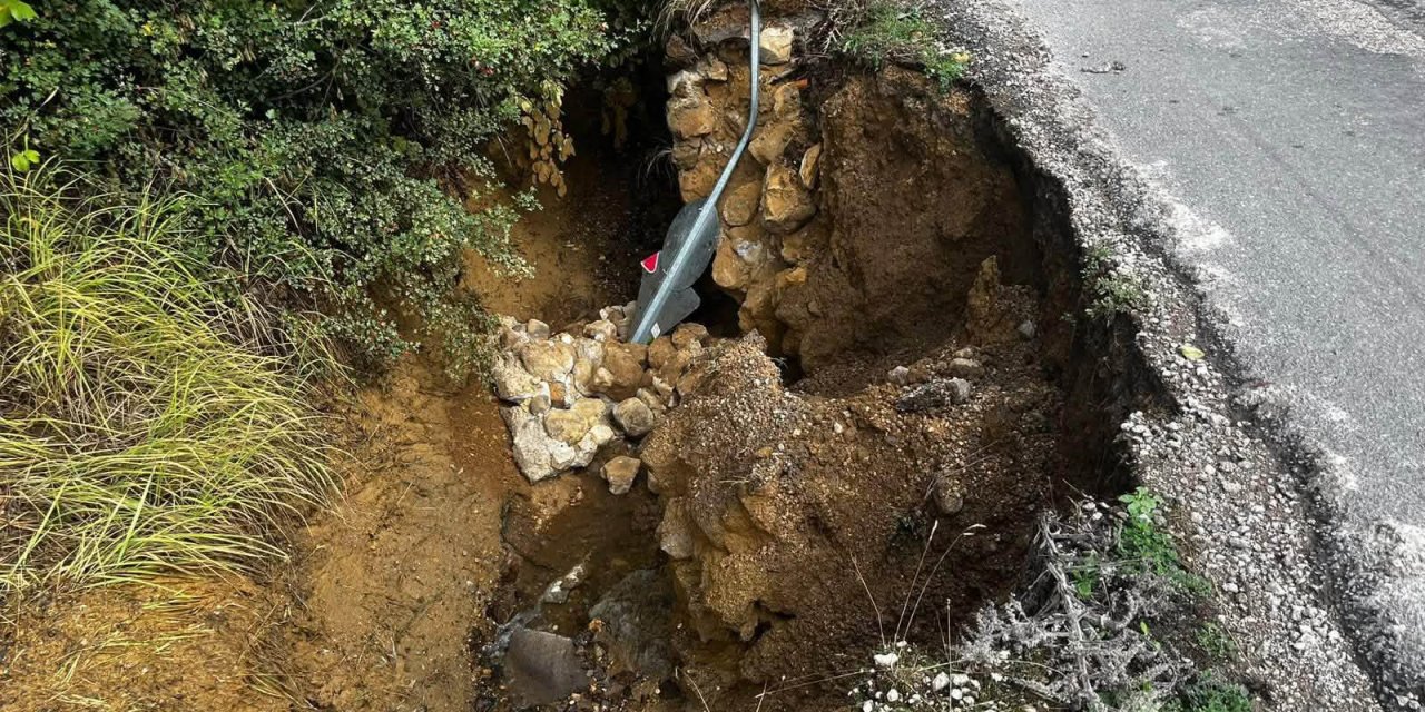 Sivas'ta köy yolunda çökme