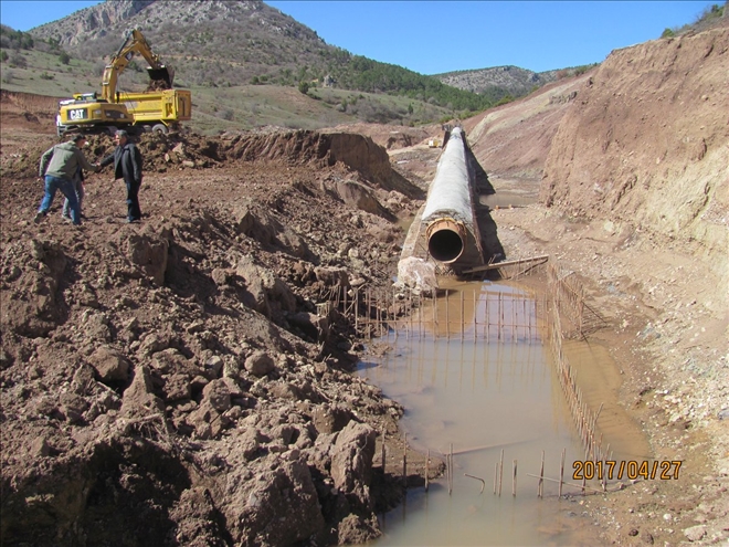 DİKKAT!  SU TUTUYOR