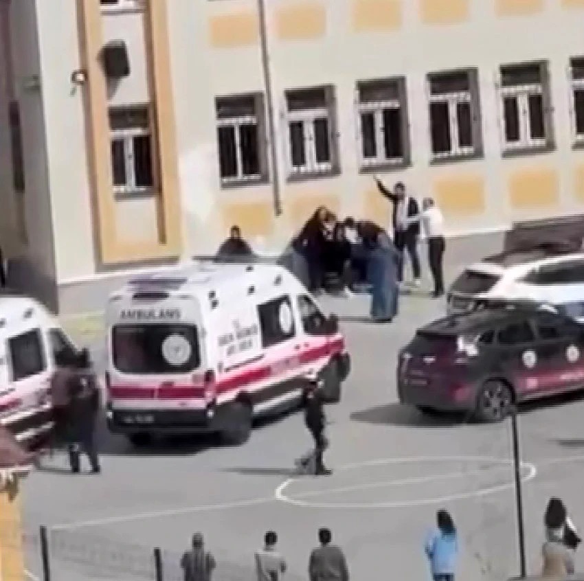 Lisede bıçaklı kavga: Yaralılar var