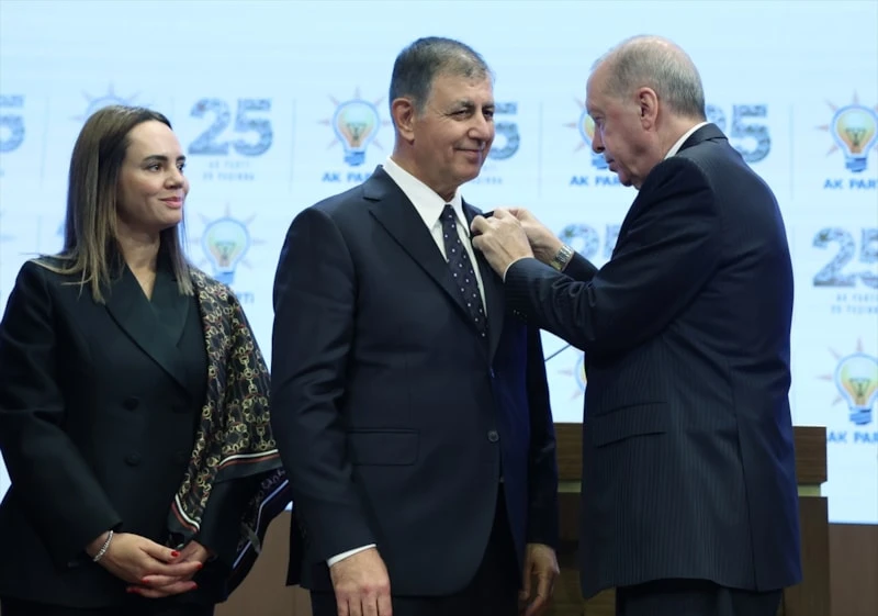 Cumhurbaşkanı Erdoğan Cemil Tugay’a AK Parti Rozetini Taktı!