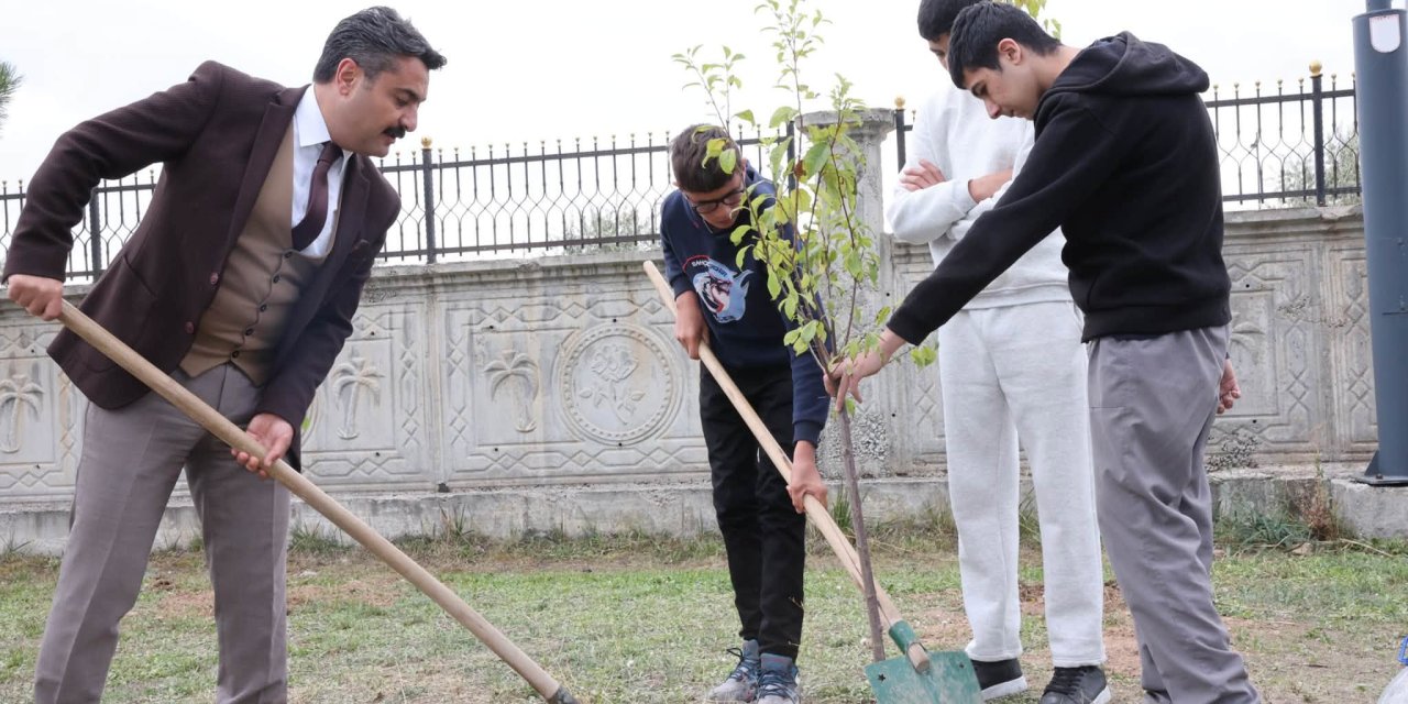 Öğrencilerle fidan dikti