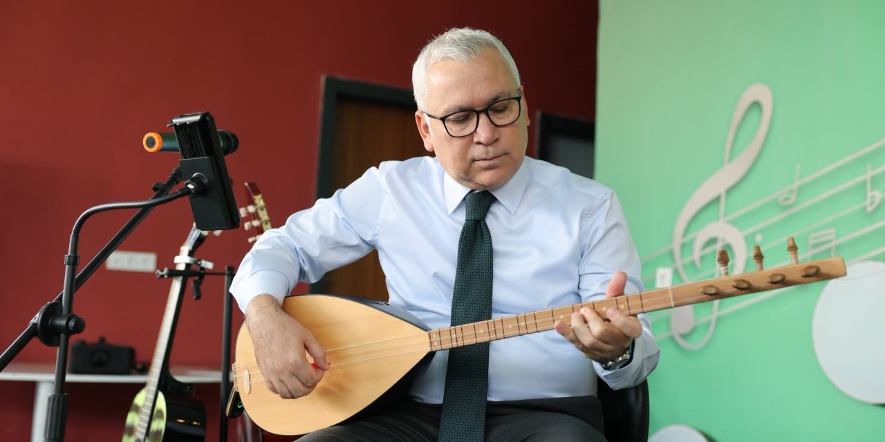 Vali Şimşek çocuklara bağlama çaldı