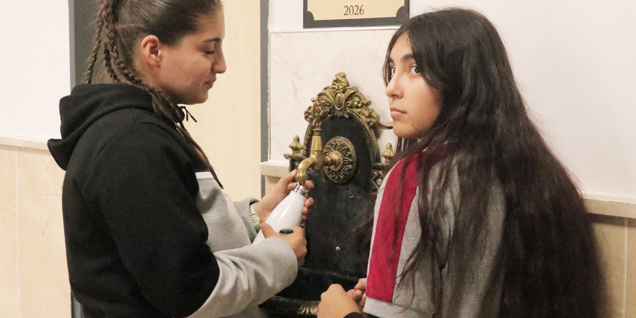 Sivas'ta okul koridoruna hayrat çeşmesi kuruldu