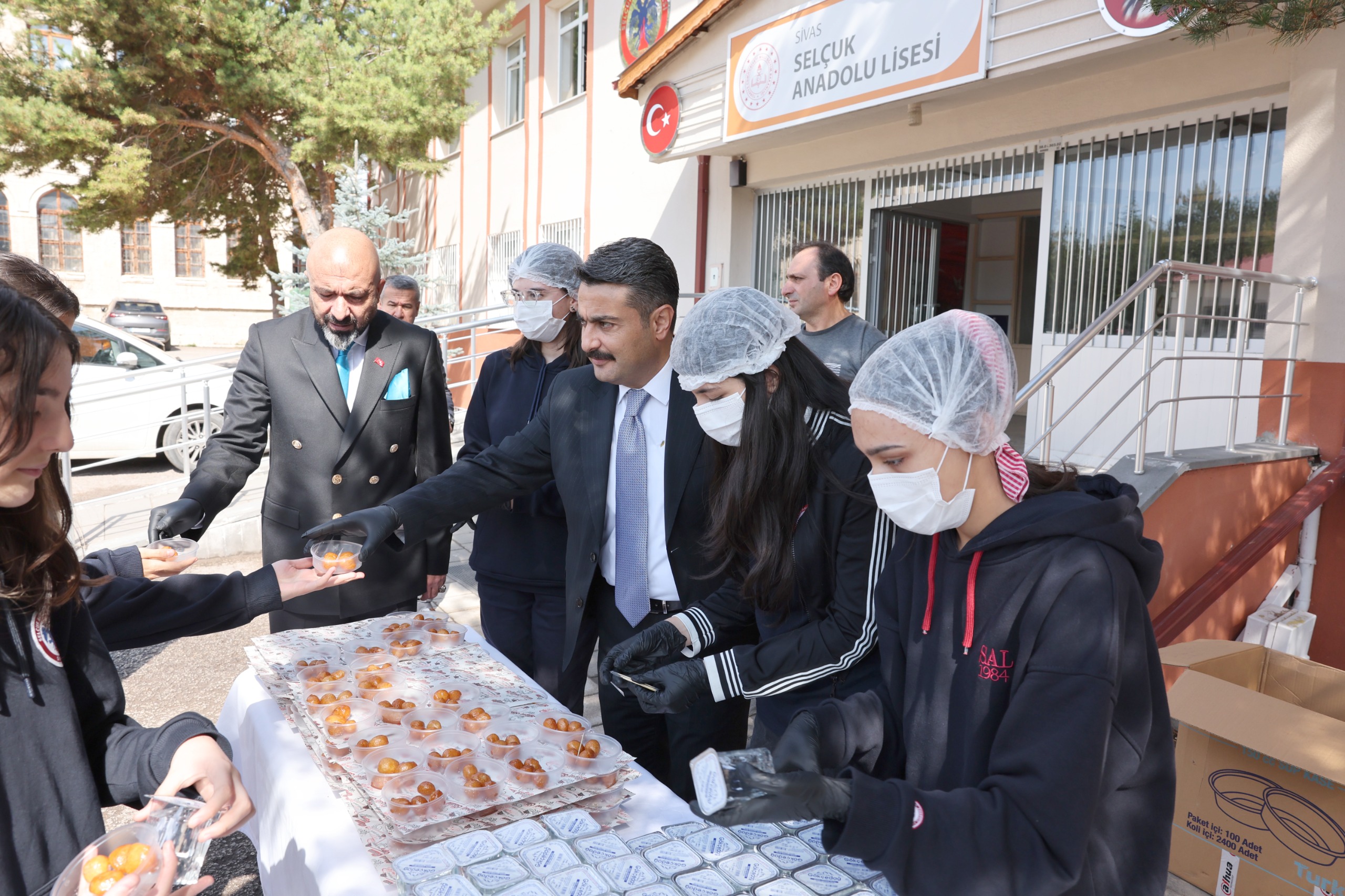 Selçuk Anadolu Lisesinde lokma ikramı geleneği