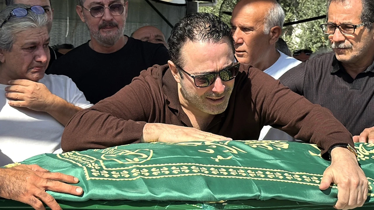 Atilla Taş'ın En Acı Günü! Kızı Sezen'in Tabutuna Sarılıp Gözyaşlarına Boğuldu!