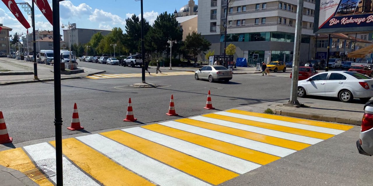 Yaya geçitleri yenilendi