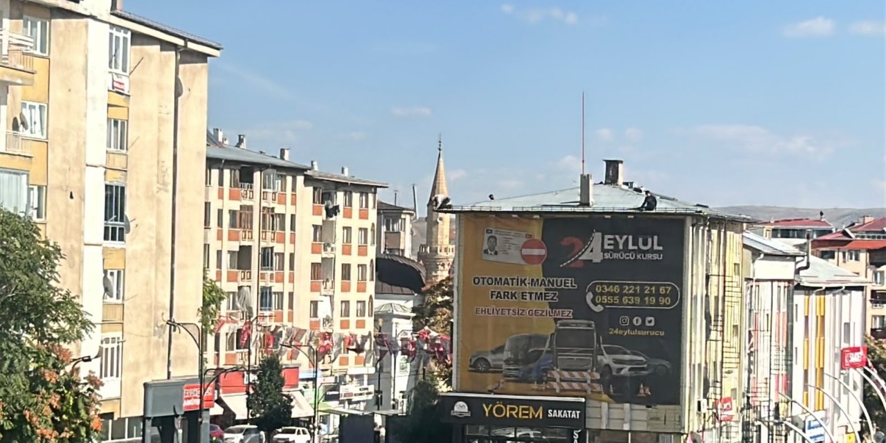 Sivas'ta çatıda tehlikeli çalışma