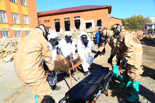 YIKIM KARARI VERİLEN OKULDA DEPREM TATBİKATI