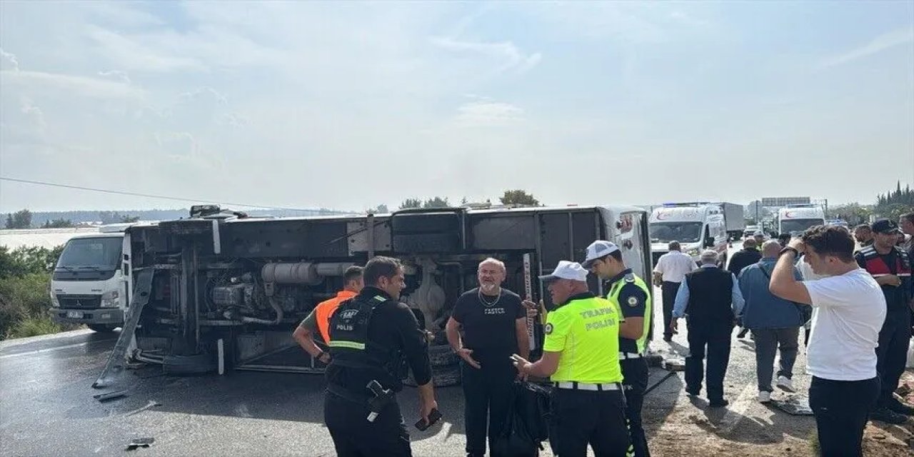 Midibüsün devrilmesi sonucu 17 kişi yaralandı