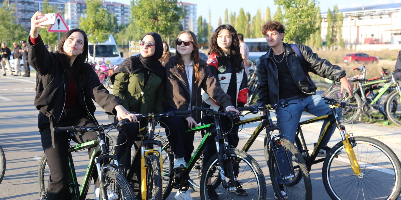 Sivas’ta yüzlerce kişi pedal çevirdi