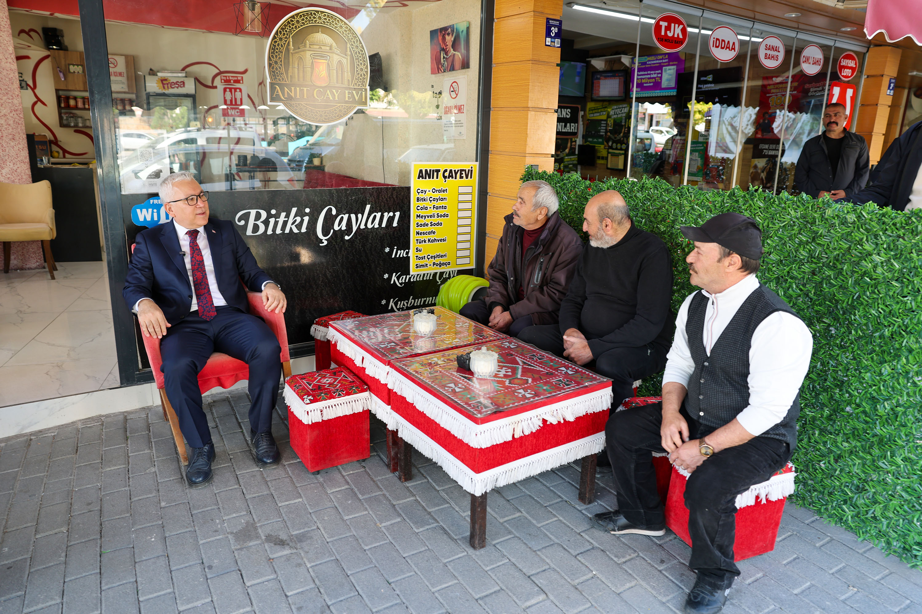 Vali Şimşek, Sivas’ta esnaf ve vatandaşlarla bir araya geldi