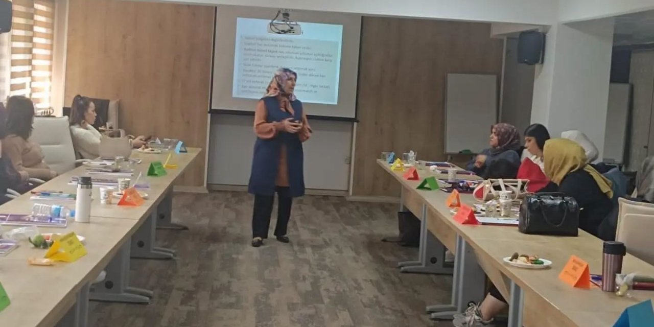 SCÜ’den doğum bakımına mesleki katkı