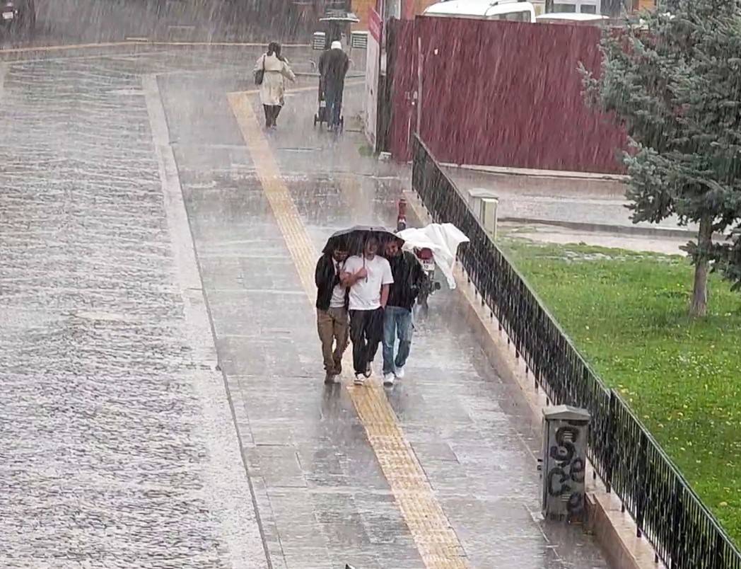 Sivas’ta kuvvetli sağanak: Yollar göle döndü