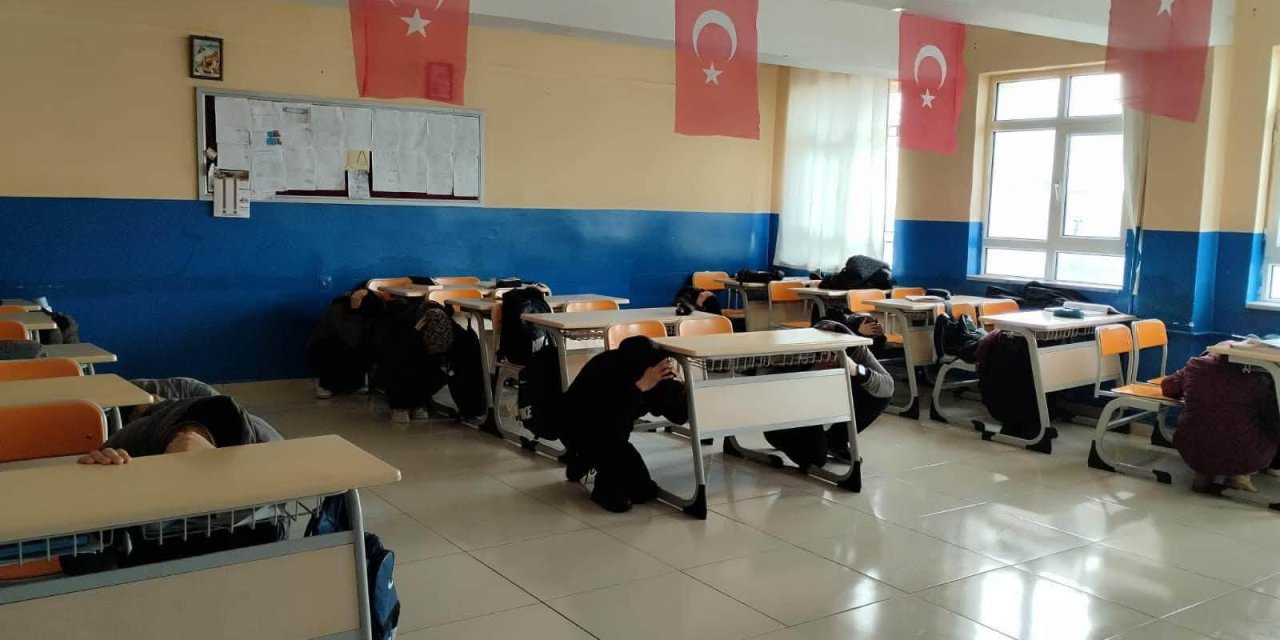 Sivas’ta binlerce öğrenci tatbikata katıldı