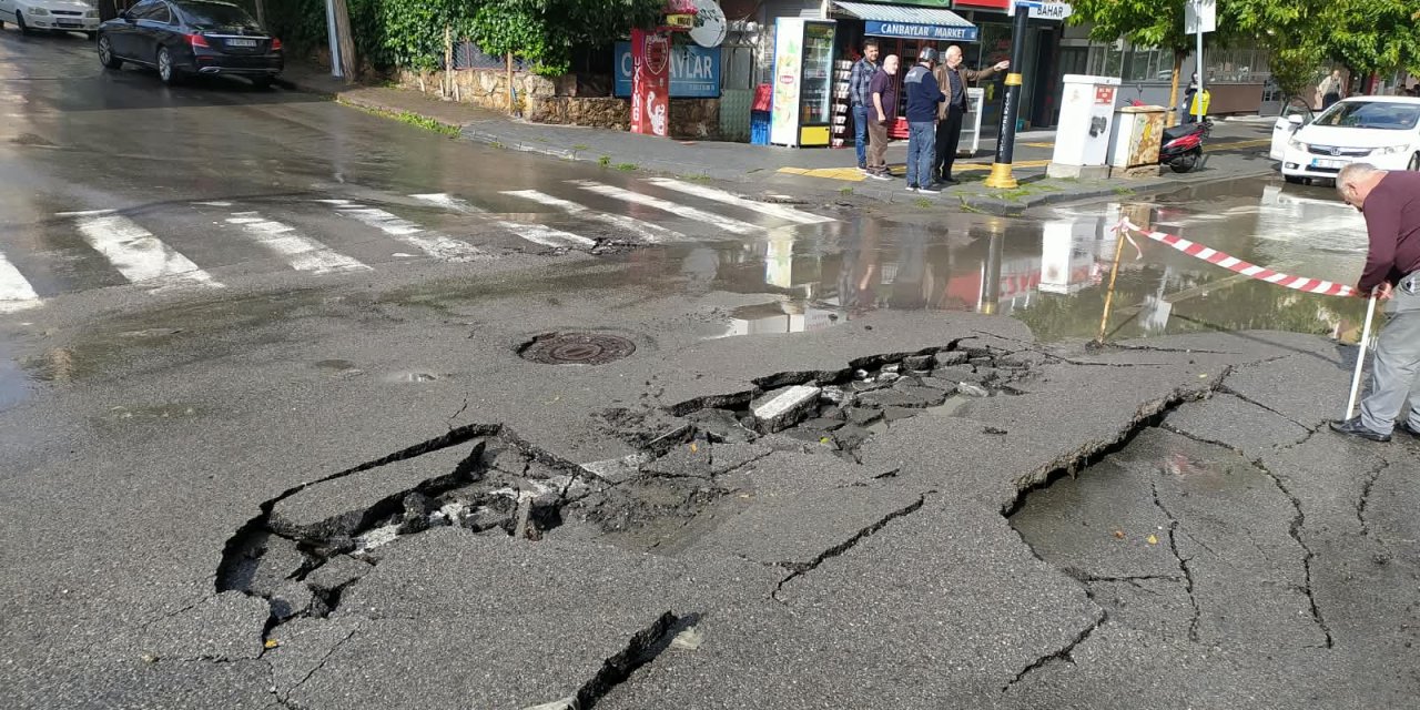 Sivas'ta sağanak yolu patlattı