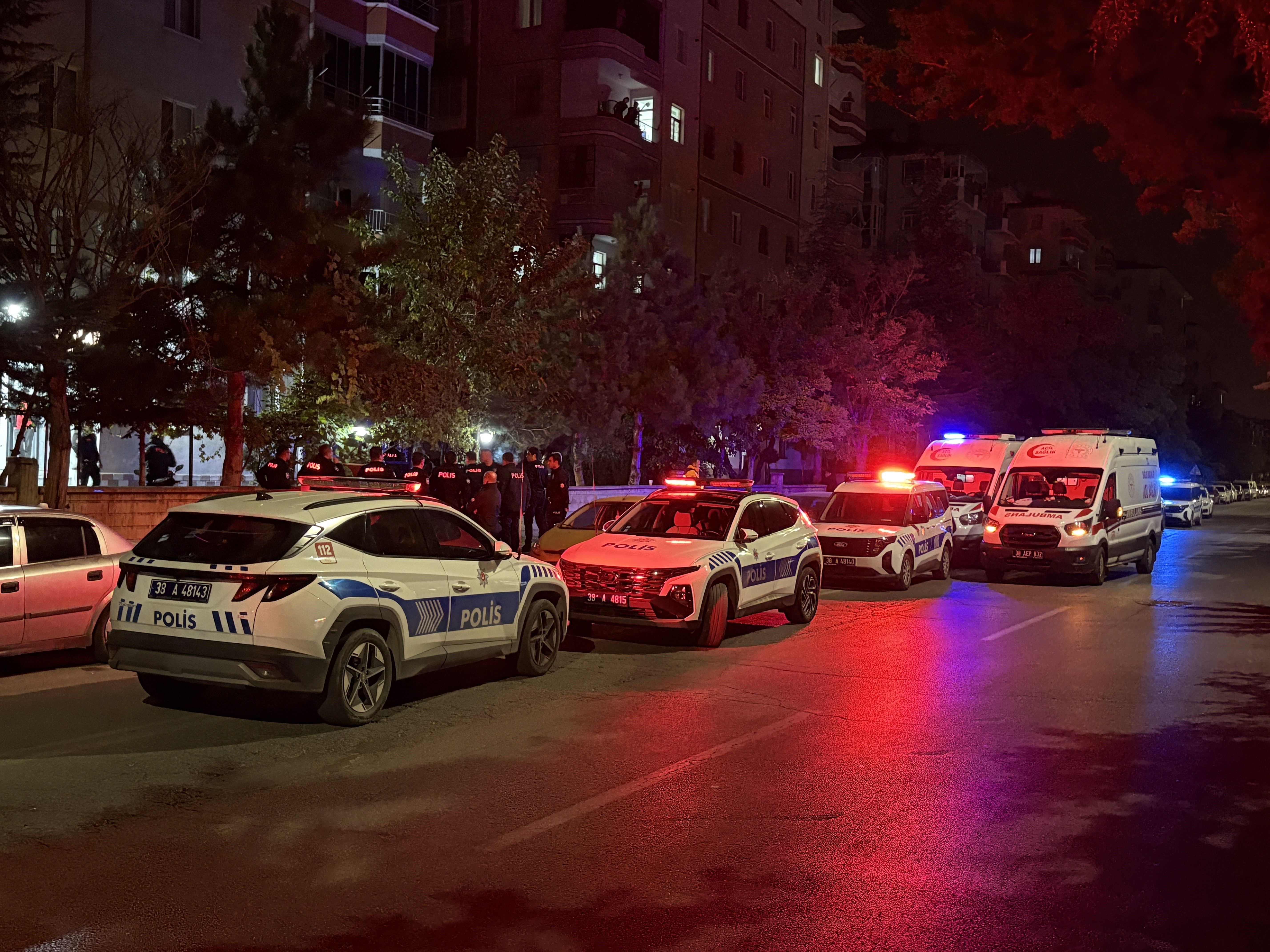 Babasını bıçaklayarak öldürdü, ardından ilaç içti