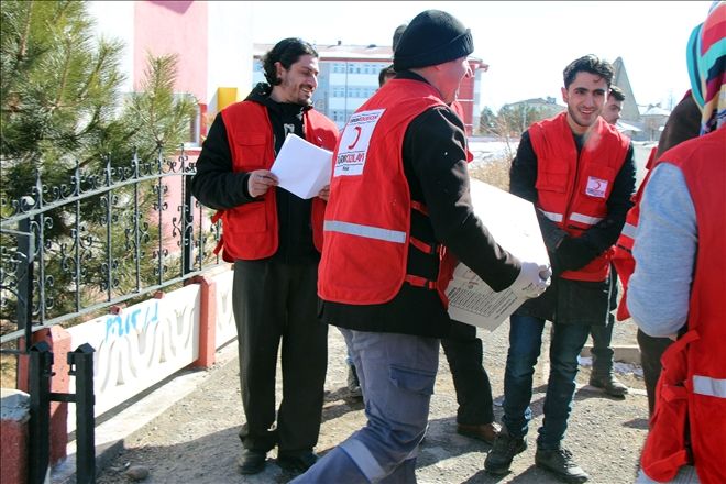 ŞARKIŞLA´DA SURİYELİ AİLELERE KIZILAY YARDIMI