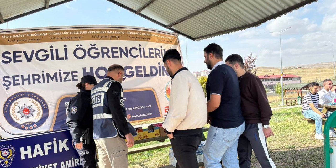 Sivas'ta emniyet öğrencileri bilgilendirdi
