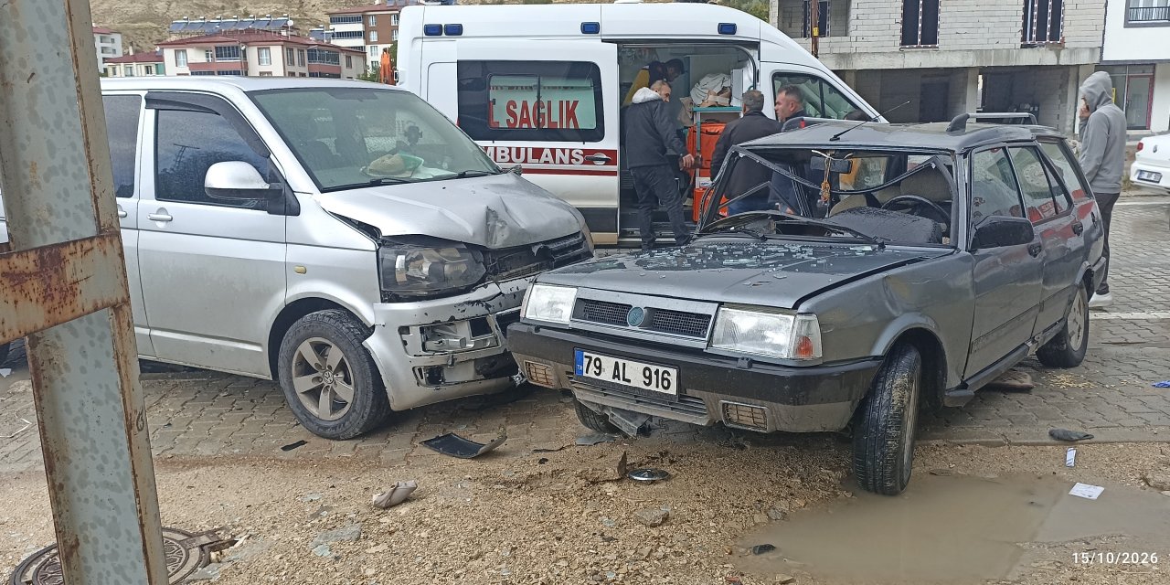 Sivas’ta iki araç çarpıştı, 4 kişi yaralandı