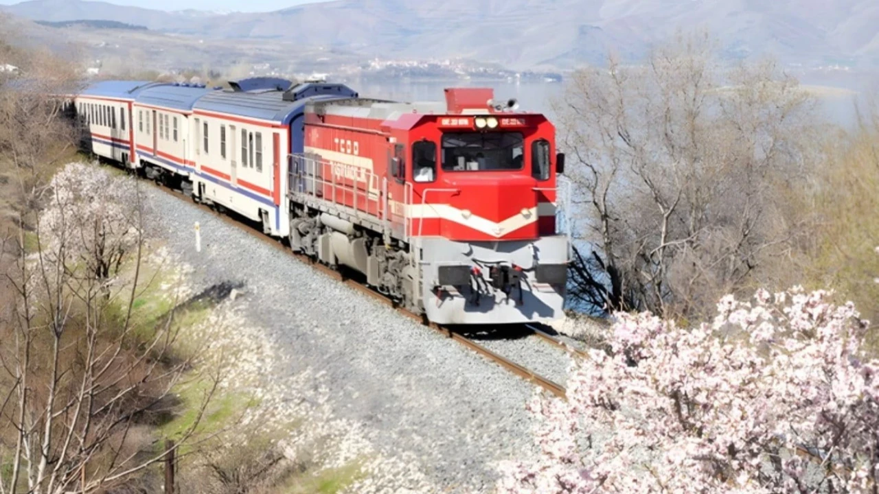 Ücretsiz Tren Seyahatlerinde Yeni Dönem! 29 Ekim’den İtibaren Kimlik Kartı Yeterli Olacak!