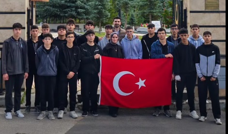 Sivas’ta Öğrencilerden Şehitlere ve Öğretmenlerine Vefa