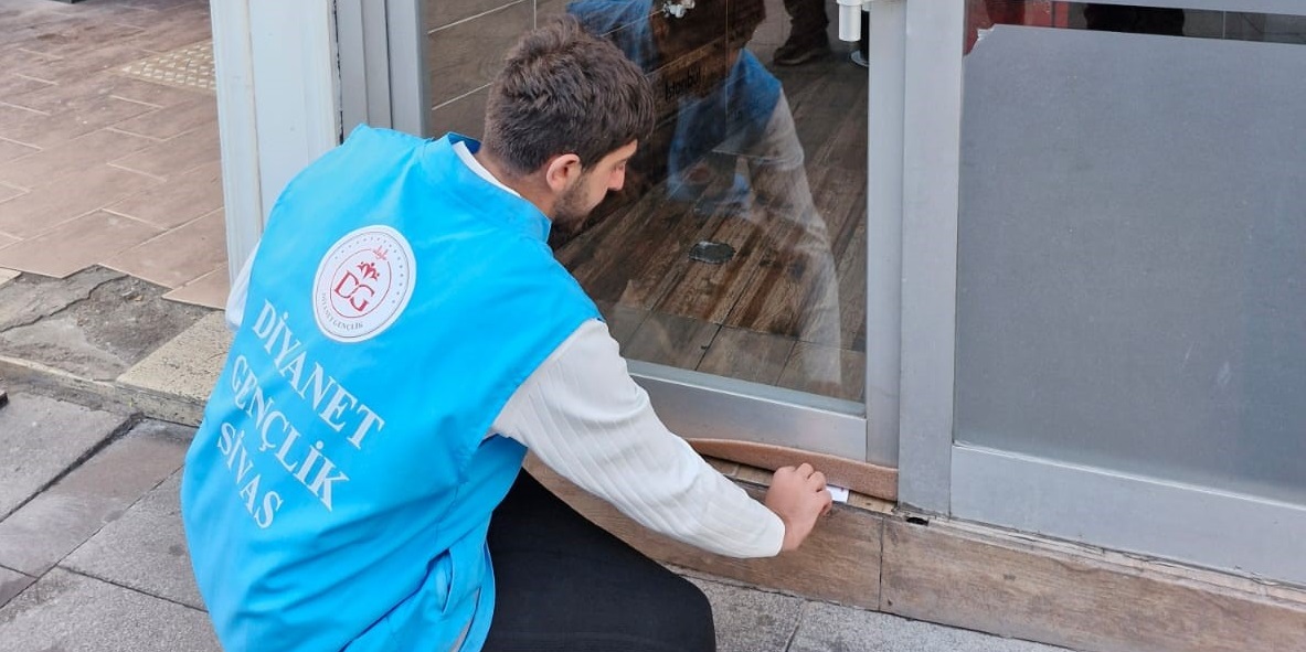 Sivas’ta gençlerden esnafa anlamlı siftah geleneği