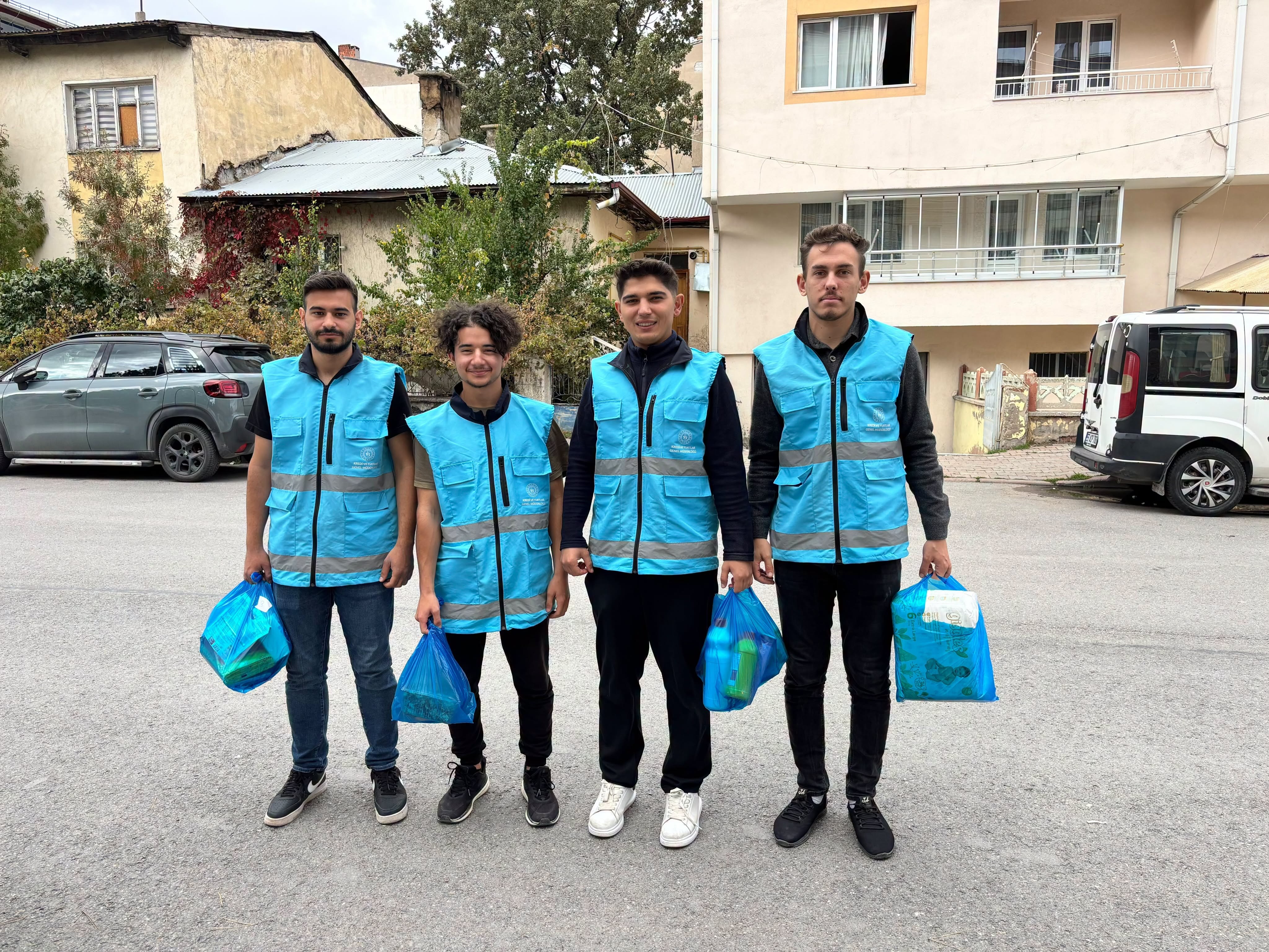 Sivas’ta gençlerden ihtiyaç sahibi ailelere destek