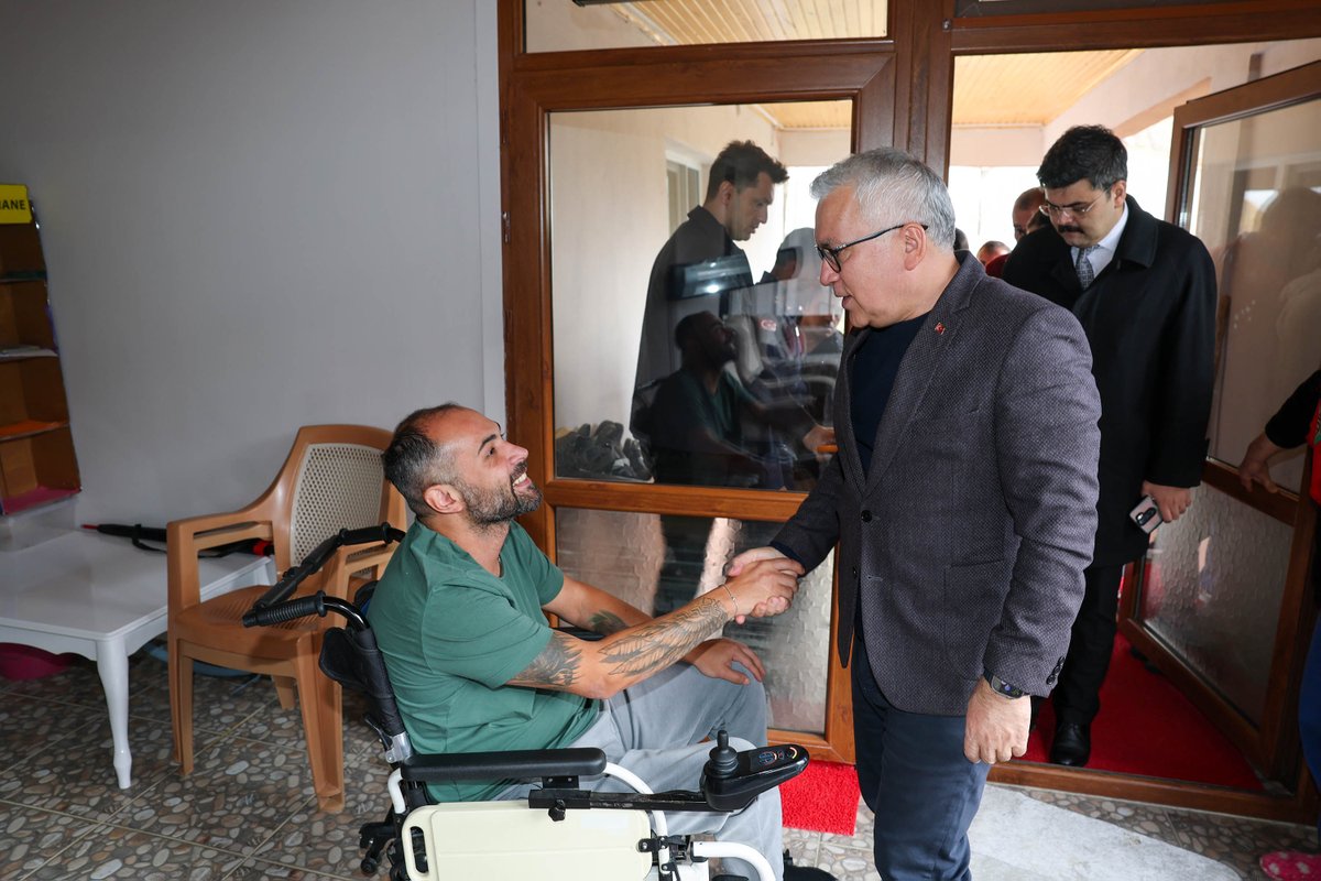 Vali Yılmaz Şimşek Engelli Vatandaşın Davetini Geri Çevirmedi! Evine Misafir Oldu!