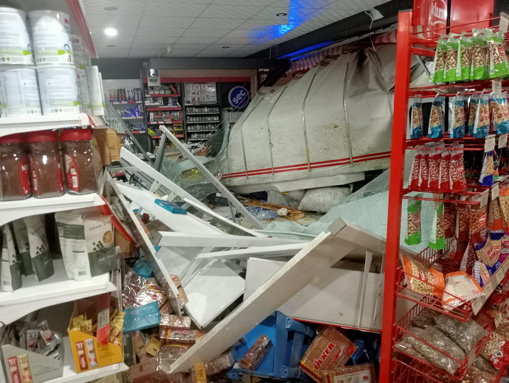 Sivas'ta Kamyonet Markete Daldı! 2 Kişi Yaralandı!