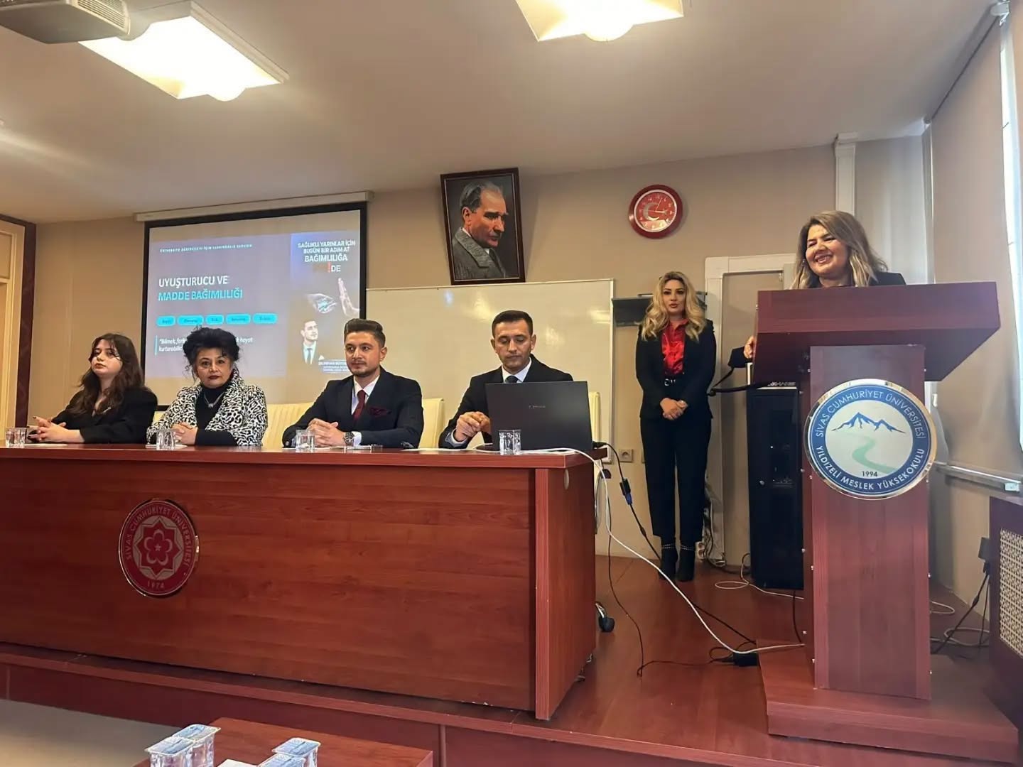 Üniversitede gençlere bağımlılık uyarısı