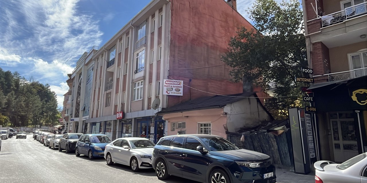 Sivas’ta apartmanların arasındaki 60 yıllık ev