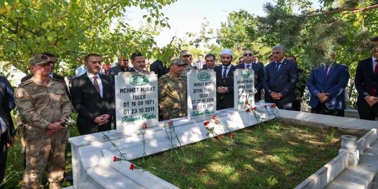 Van depreminde hayatını kaybedenler anıldı