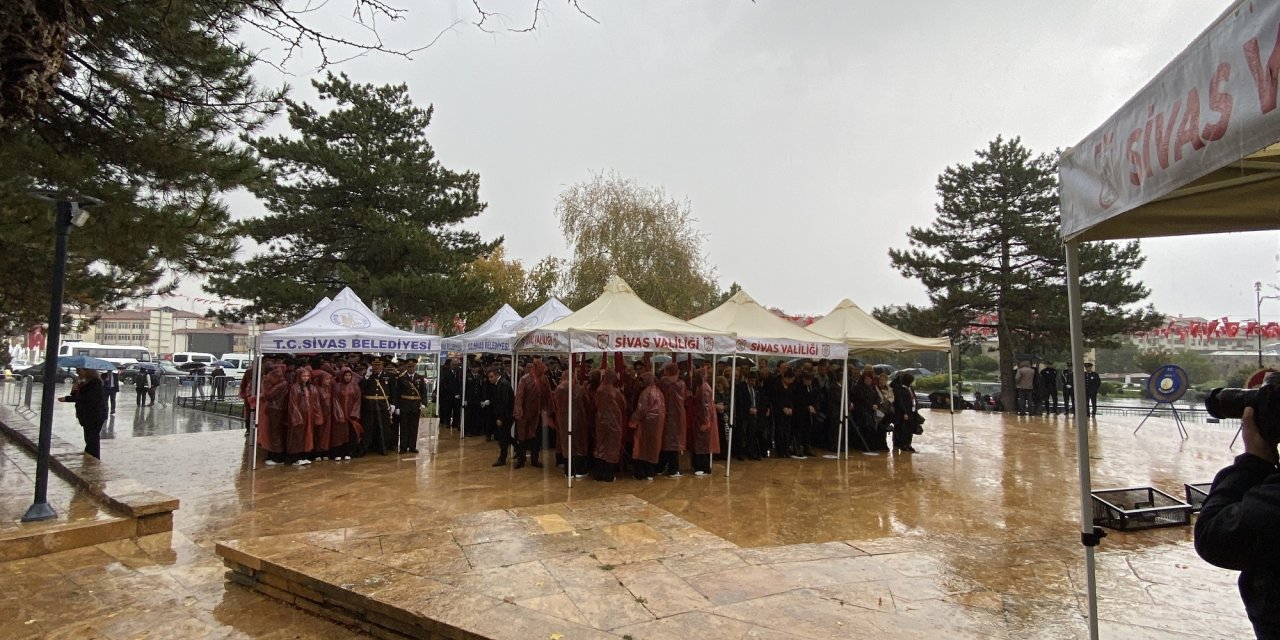 Sivas'ta yağmur altında anıta çelenk