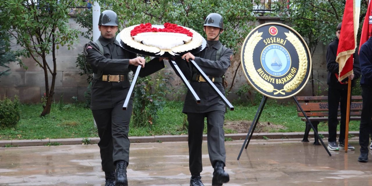Suşehri’nde Cumhuriyet Bayramı kutlamaları çelenk sunumuyla başladı