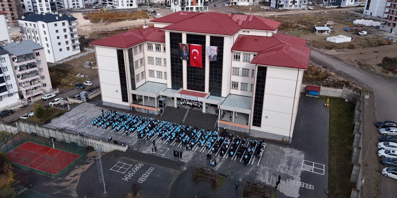 Sivas'ta 850 öğrenciden bayraklı görsel şölen